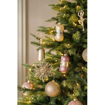 Julekule nøste rosa i juletre med andre julekuler i samme stil