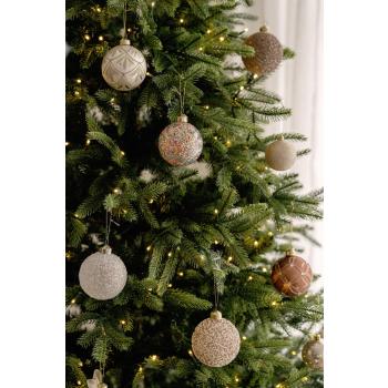 Juletre Gausta m/lys pyntet med julekuler