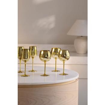 Glass Golden for rødvin og hvitvin stående på kjøkkenbenk