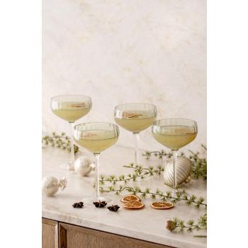 Coupledrink i grønt glass på kjøkkenbenk