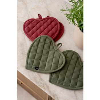 Gryteklut hjerte i rød og grønn på kjøkkenbenk