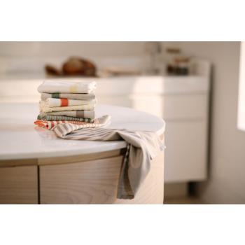 Kjøkkenhåndkle Georg mixet og matchet farger på kjøkkenbenk