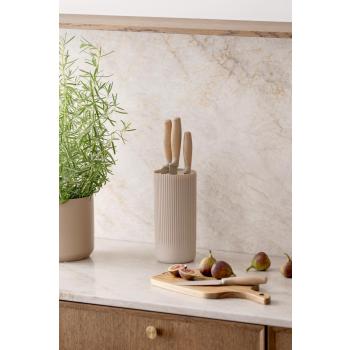 Scandi knivsett i blokk på kjøkkenbenk