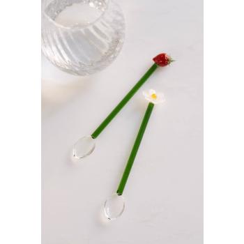 Skjeer på bord med jordbær og blomst detaljer