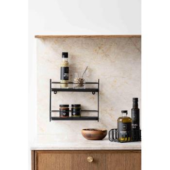 Vegghylle Ine hengt på kjøkken, fylt med produkter fra Halvor Bakke