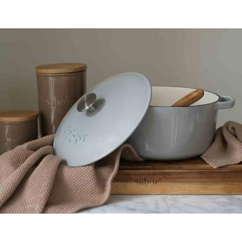 Kjøkkenhåndkle fra Sabor med støpejernsgryte og skjærefjøl