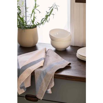 Kjøkkenhåndkle i beige og blå på kjøkkenbenk