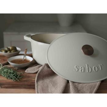 Kjøkkenhåndkle fra Sabor med støpejernsgryte og skjærefjøl