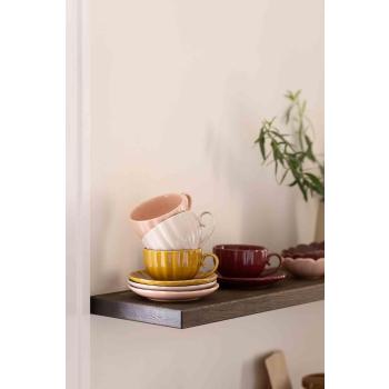 Kopp Cille i høstfarger på kjøkkenhylle