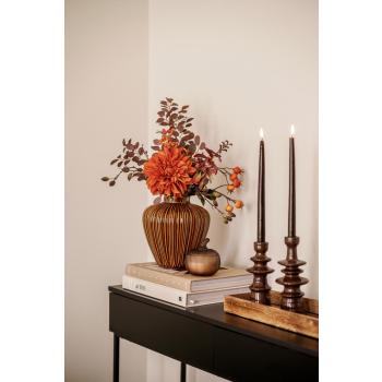 Vase, med blader og nyper på konsollbord