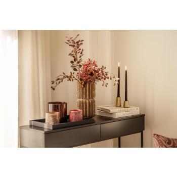 Kronelysestake Bianca i begge størrelser på pyntet konsollbord