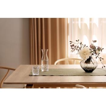 Løper Claire på bord med vannglass, karaffel og vase