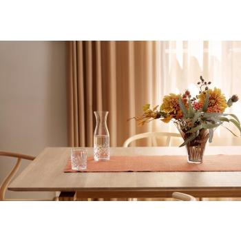 Løper Claire på bord med vannglass, karaffel og vase