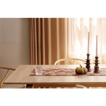 Løper høstløv på bord med lysestaker og gresskar figur