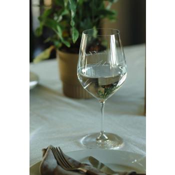 Lykketegning Rødvinsglass på dekt bord