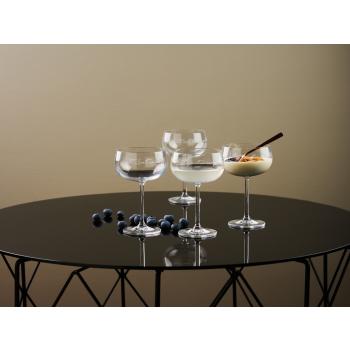 Lykketegning champagneglass fylt med drikke og dessert