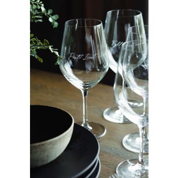 Lykketegning rødvinsglass samlebilde med fokus på pust livet er nå