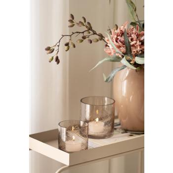 Lyslykt Billie rutet i to størrelser på bord med vase med blomster