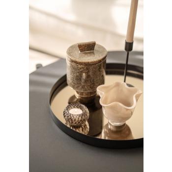 Lysfat speil brun med pynt på studebord