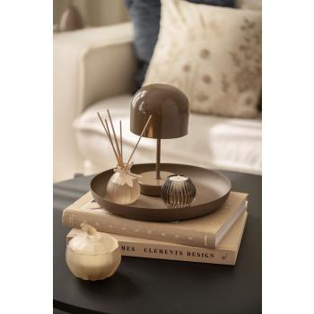 Lysfat pyntet med bordlampe, lysestake, romduft og duftlys