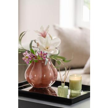 Lysfat med duftlys og romduft sammen med en vase med fin bukett