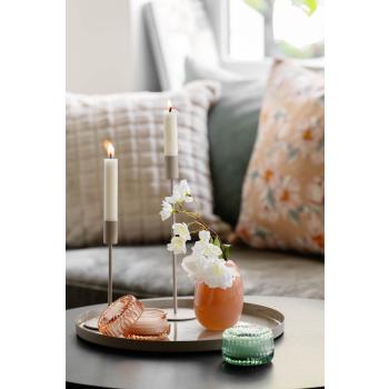 Lysfat med kronelysestaker, liten vase med blomst og duftlys