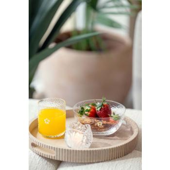 Lysfat rille med skål og glass kamille