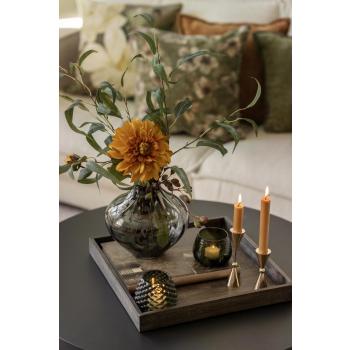 Lisa vase med blomsteroppsats på pyntet stueebord