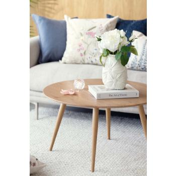 Vase bloom med rosebukett på sofabord nela