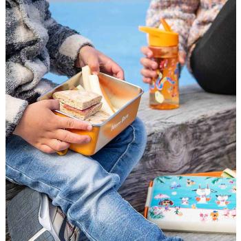 Barn holder matboks i oransje med Bukkene Bruse motiv