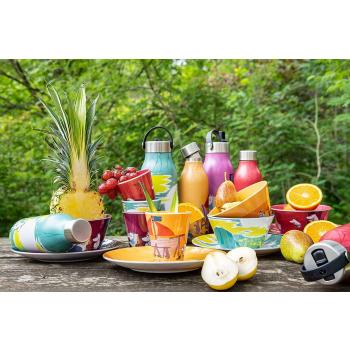 Servise og flasker i mummi-serien på bord ute