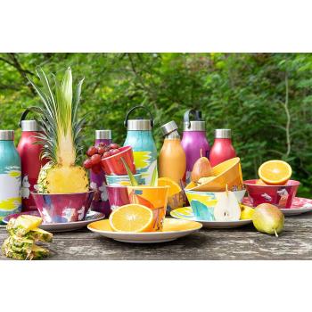 Mummi servise og flasker på bord ute