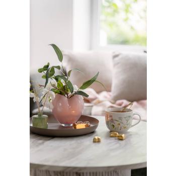 Sofabord med lysfat og hjertevase og en stor kopp med te