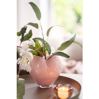 Hjertevase med blomster på lysfat