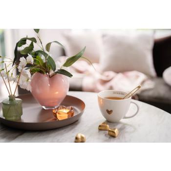 Telysholder Blomst brun på lysfat med dekor på sofabord