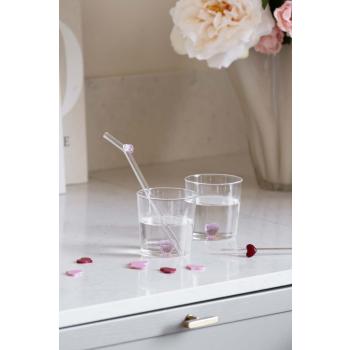 Sugerør hjerte i glass hjerte på kjøkkenbenk