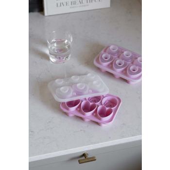 Isbitform hjerter & blomster liggende på kjøkkenbenk