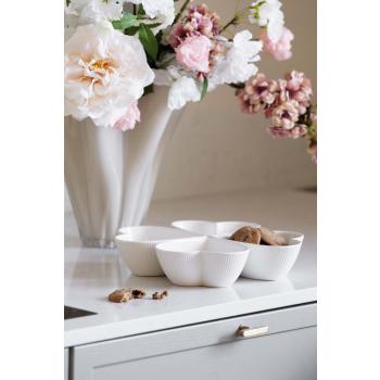 Skålsett hjerter på kjøkkenbenk