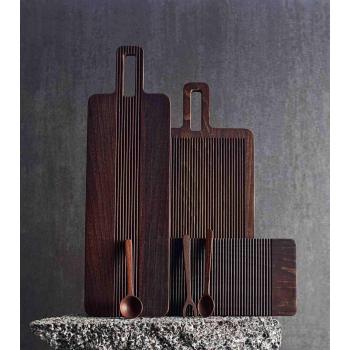 Yami serveringsbrett stylet i et samlebilde oppstilt