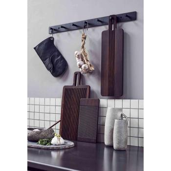 Yami skjære- og serveringsbrett stylet på kjøkkenbenk