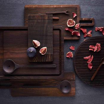 Yami-serien fra Muubs sett ovenfra med salatbestikk og fiken