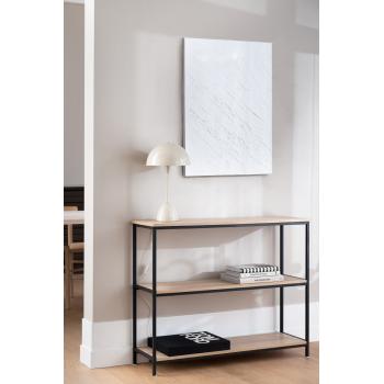 vegg med bilde og hylle med lampe