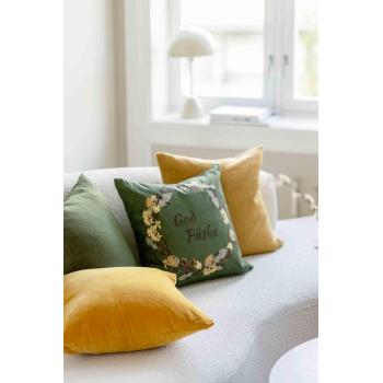 Sofa fylt med puter i gult og grønt