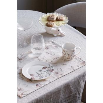 Fat Daisy på bord med frokostservise påskeeng