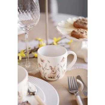 Kopp påskeeng på dekt bord