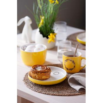 påskepyntet bord med servise Krans