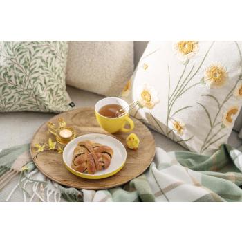 Te og kake servering på fat i sofa med påskepynt