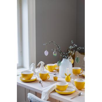 påskedekket bord med vase og grener med masse glassegg