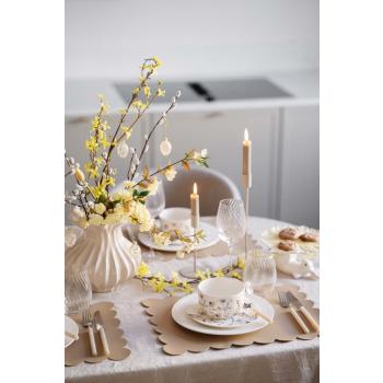 Dekt påskebord med servise påskeeng og thilda