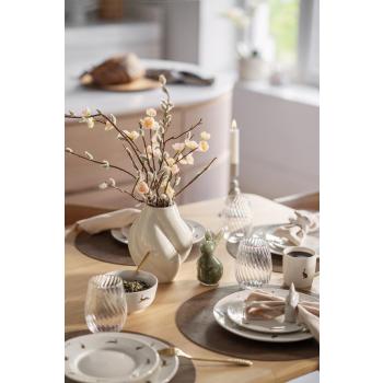 Borddekking med hareservise, glasskaning og vase med blomster